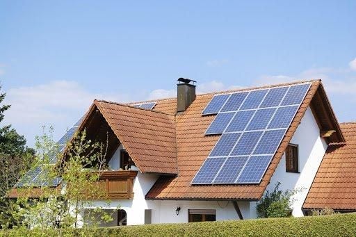 O que é e quais são os benefícios de investir em energia solar em seu imóvel?
